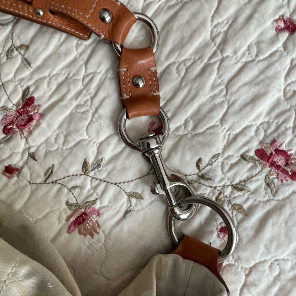 Coach Cream and Tan Leather Shoulder Bag with Slouchy Design - Picture 9 of 10